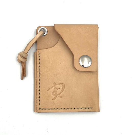 Beżowy minimalistyczny portfel skórzany ręcznie uszyty.