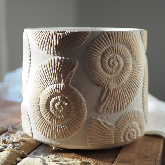 Doniczka cementowa z muszlami- kremowo-beżowa, 16,5cm