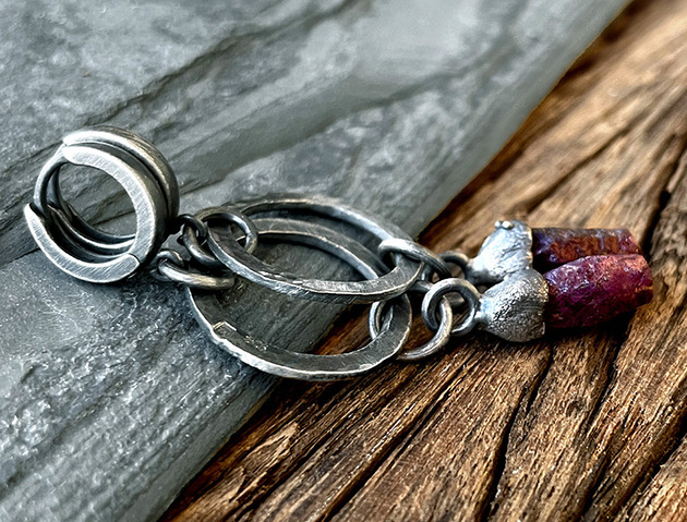 Młotkowane kolczyki srebrne z surowym rubinem