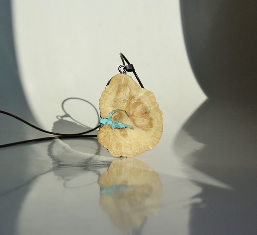 Drewniany wisiorek z turkusem