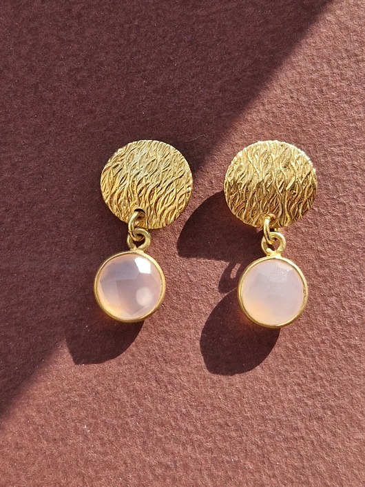 Złote kolczyki z różowym kwarcem w okuciu