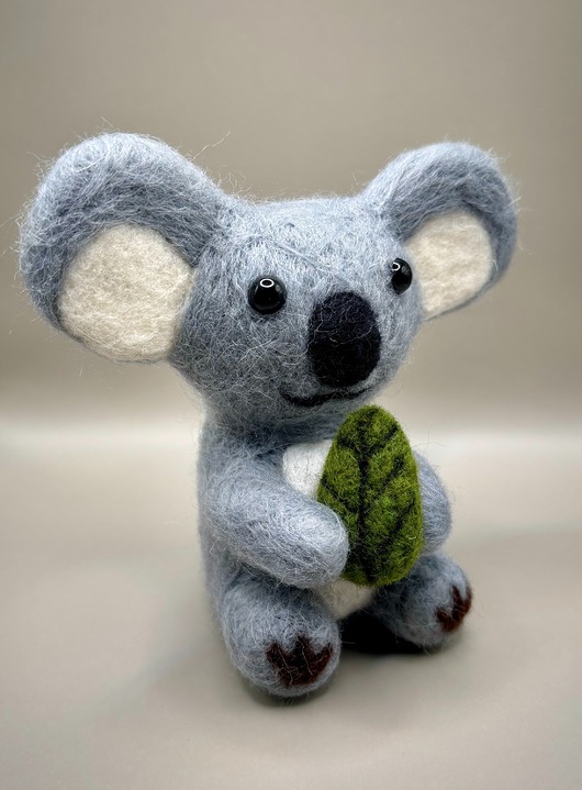 Figurka filcowana: koala z listkiem