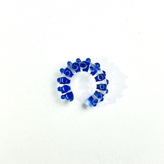 Szklana nausznica Pixie bezbarwna w niebieskie kropki