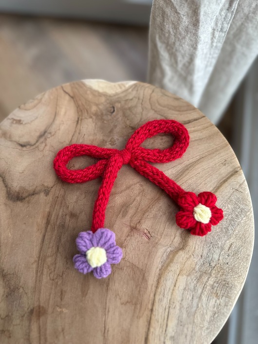 Broszka wełniana w kształcie kokardy