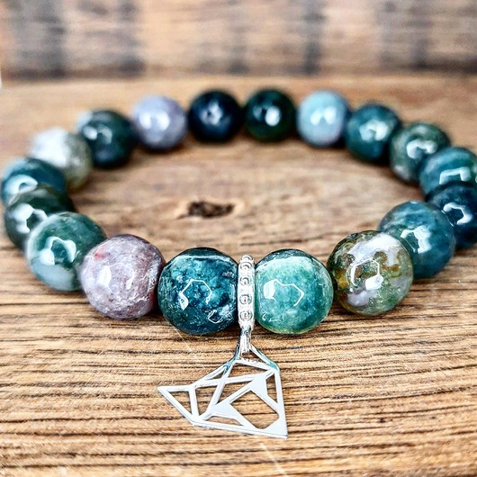 Kotek lis w pięknych kamieniach agatu