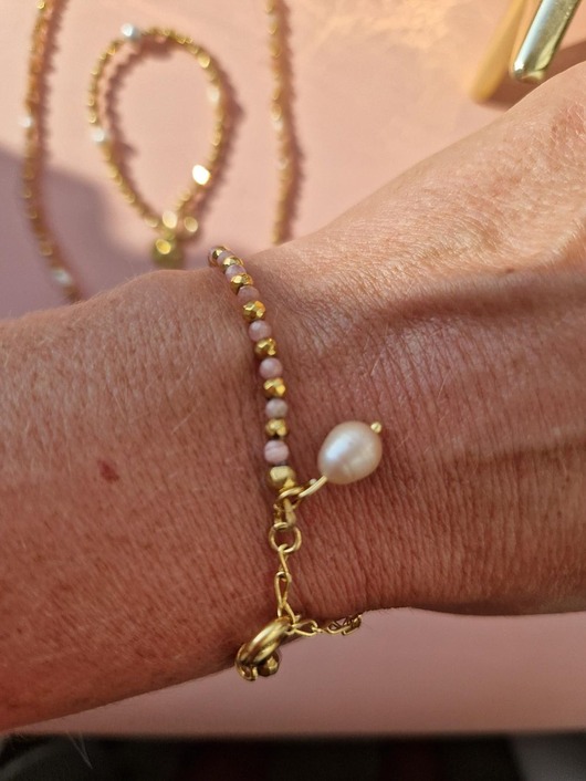 Bransoletka z łososiowych pereł i różowych kamieni z zawieszką