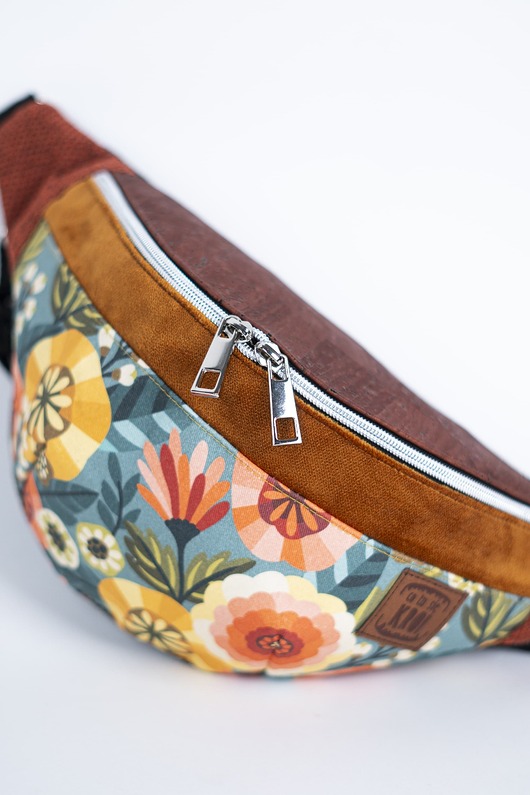 Botaniczna brązowa nerka damska w kolorowe kwiaty korek PEACE AND LOVE