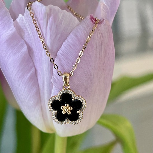 Naszyjnik srebrny z onyksem i cyrkoniami - kwiat,kwiatuszek.