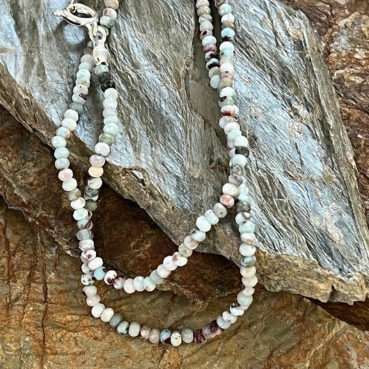 NASZYJNIK Z LARIMARU. Grupa Krzemianów Pektolit