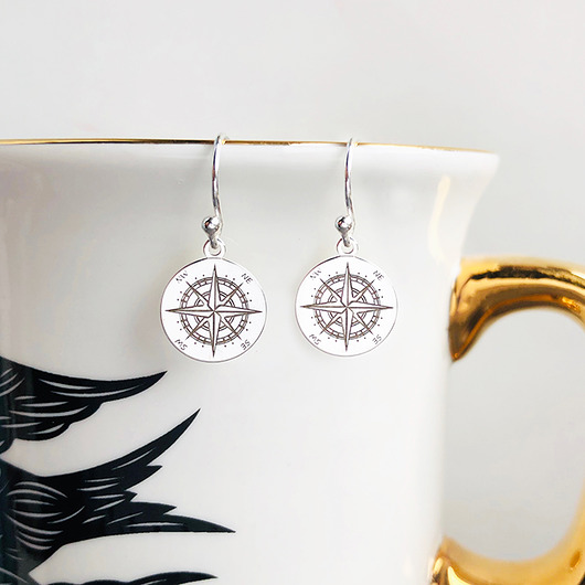 Grawerowane kolczyki srebrne z kompasem