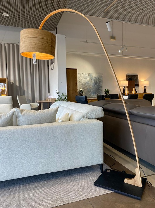 Lampa podłogowa łukowa LEEA - Lampa wykonana z dębu i czarnego granitu