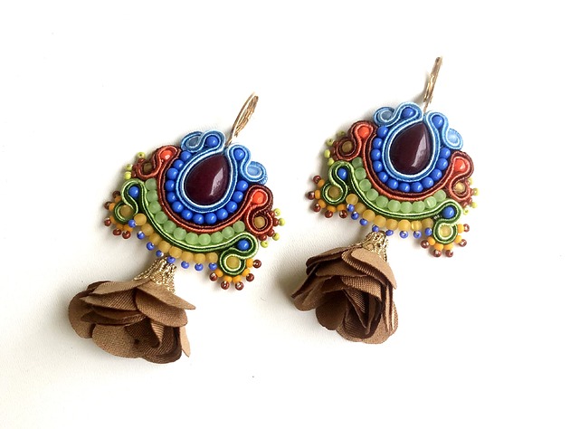 Sutaszowe kolczyki CANCUN z brązowymi kwiatami