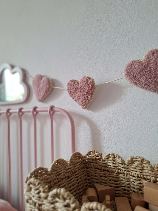 Minimalistyczna boho girlanda z serc