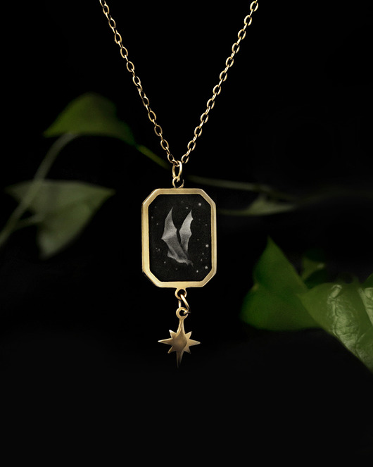 Wisiorek z nietoperzem na nocnym tle