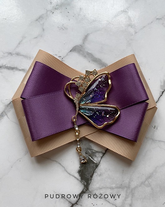 Brosza z cudnym motylem z wiszącym kryształkiem