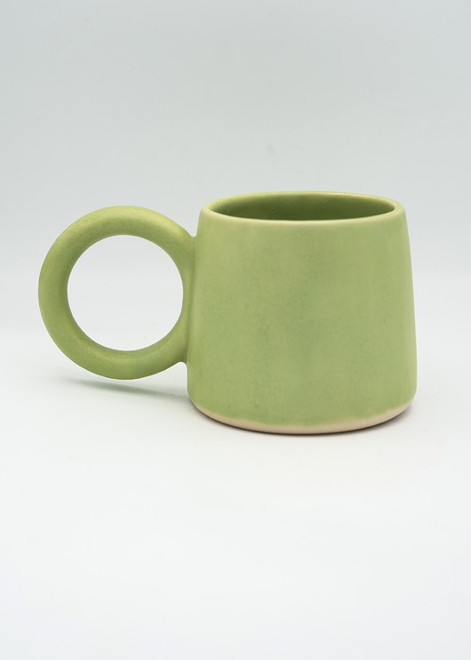 Ceramiczny kubek z okrągłym uszkiem