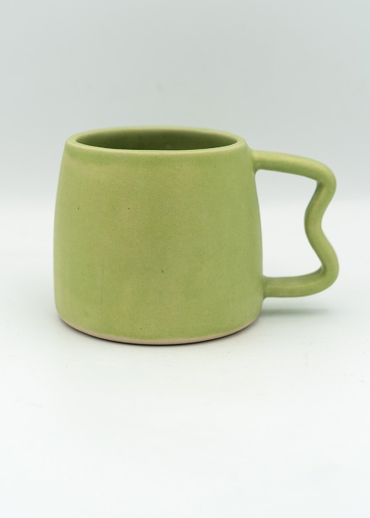 Ceramiczny kubek z falistym uszkiem
