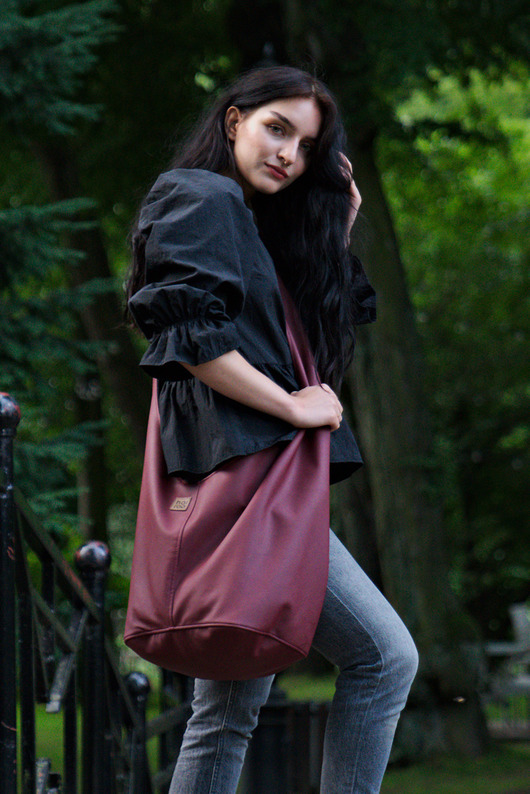 Bordowa torba hobo w stylu boho / vegan