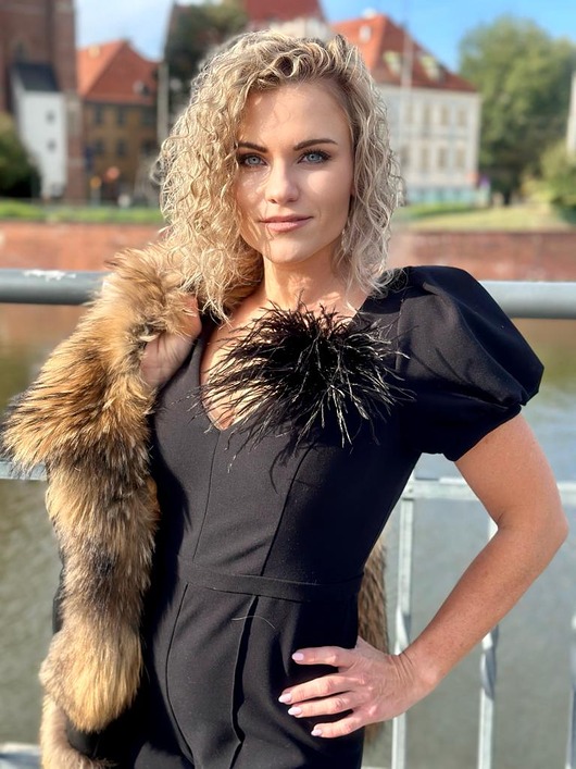 Broszka ze strusich piór czarna Medium