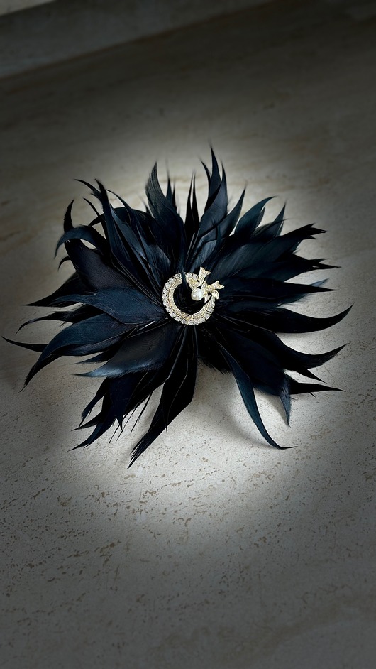 Broszka z piór czarna ze złotym dodatkiem