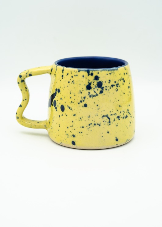 Żółty ceramiczny kubek z falistym uszkiem