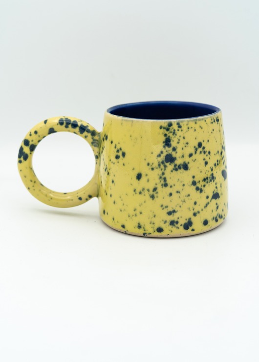 Żółty ceramiczny kubek z okrągłym uszkiem