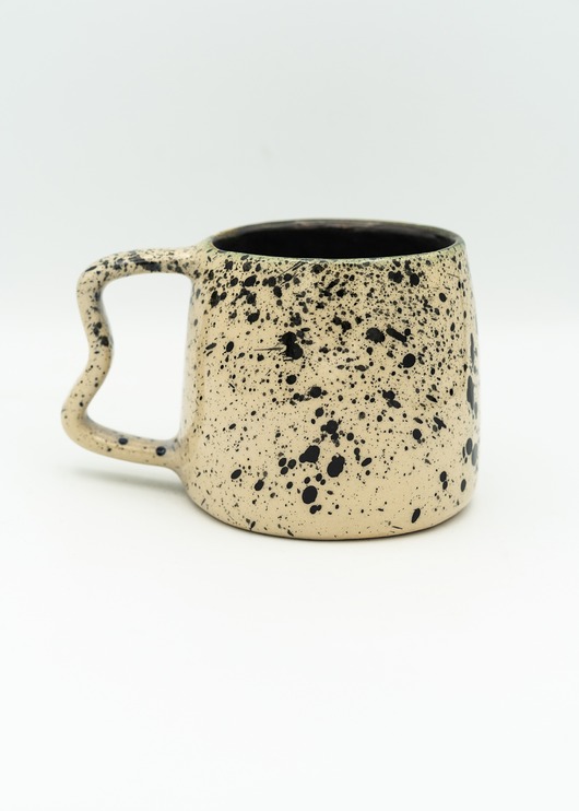 Ceramiczny kubek z falistym uszkiem