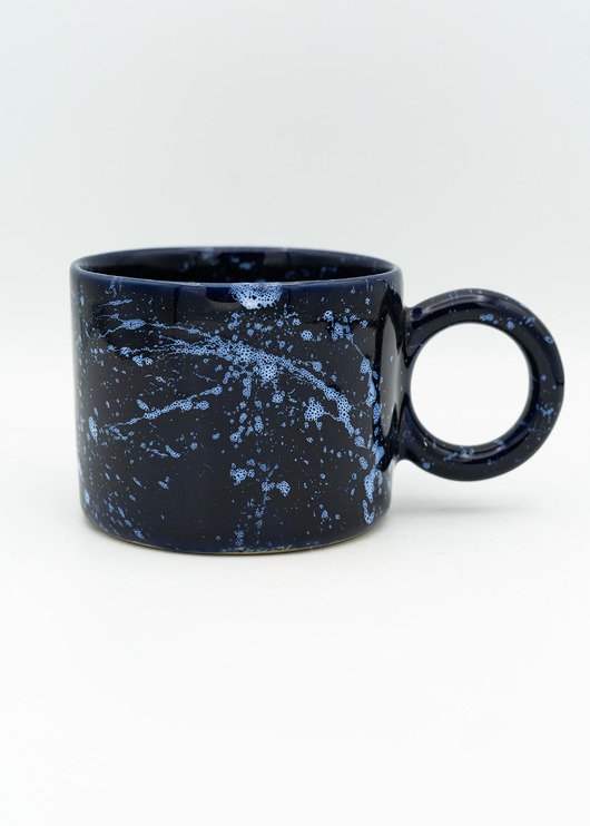 Granatowy kubek z okrągłym uszkiem