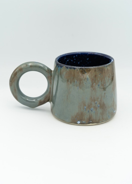 Granatowy kubek z okrągłym uszkiem