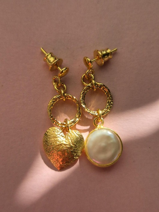 Asymetryczne kolczyki z pozłacanego srebra z perłą i sercem