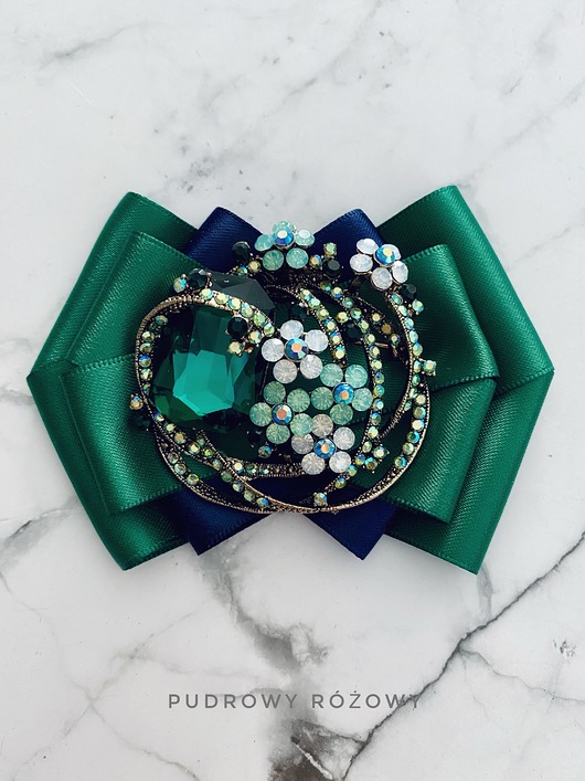 Brosza z zielonym kryształem oplątanym kwiatkami NEW