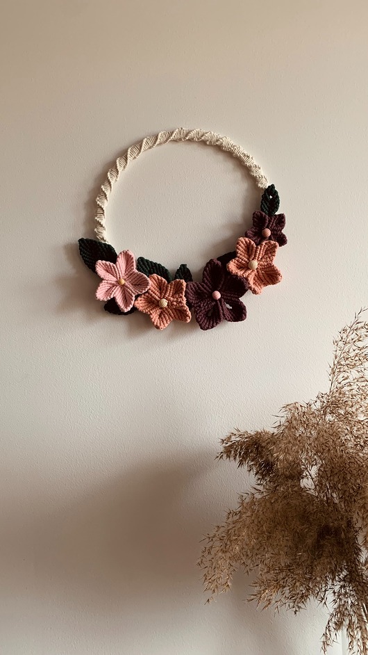 Wianek z Makramy z Kwiatami i Liśćmi