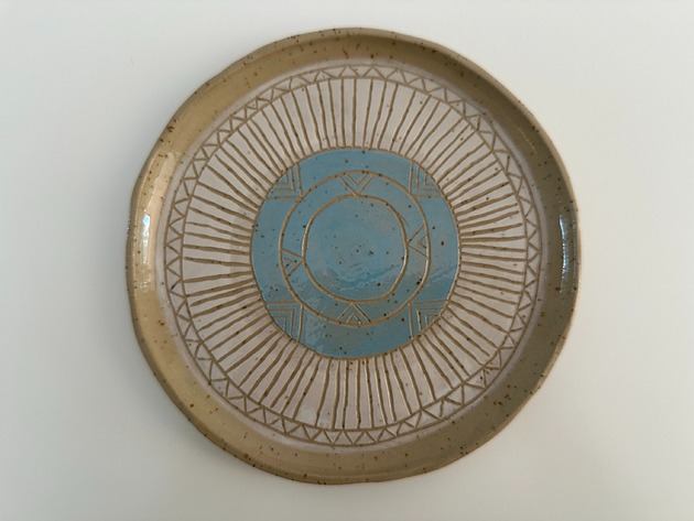 Talerz zdobiony metodą sgraffito, biało-błękitny