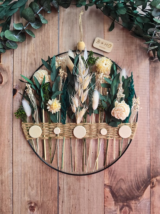 Rustykalna dekoracja ścienna, Obręcz z suszonymi kwiatami i eukaliptusem