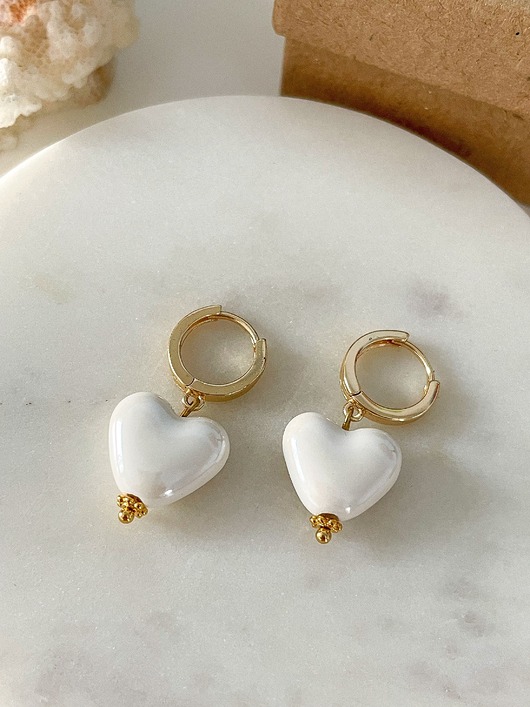 Kolczyki z ceramicznym sercem białe