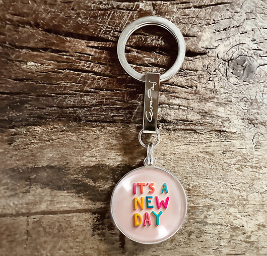 New Day, stalowy brelok + box