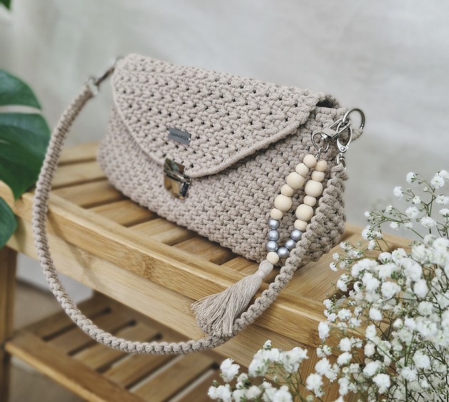 Przedłużona torebka bagietka z klapką - beżowa