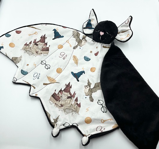 Przytulanka nietoperz dla niemowląt Szkoła Magii