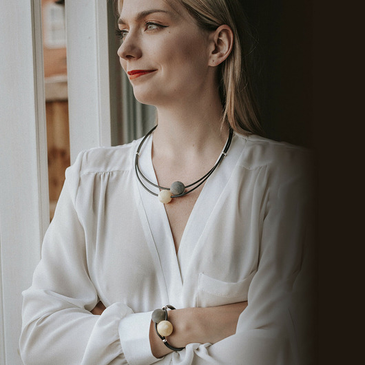 Ręcznie Wykonana Biżuteria Skórzana z Bursztynami - Naszyjnik i Bransoleta