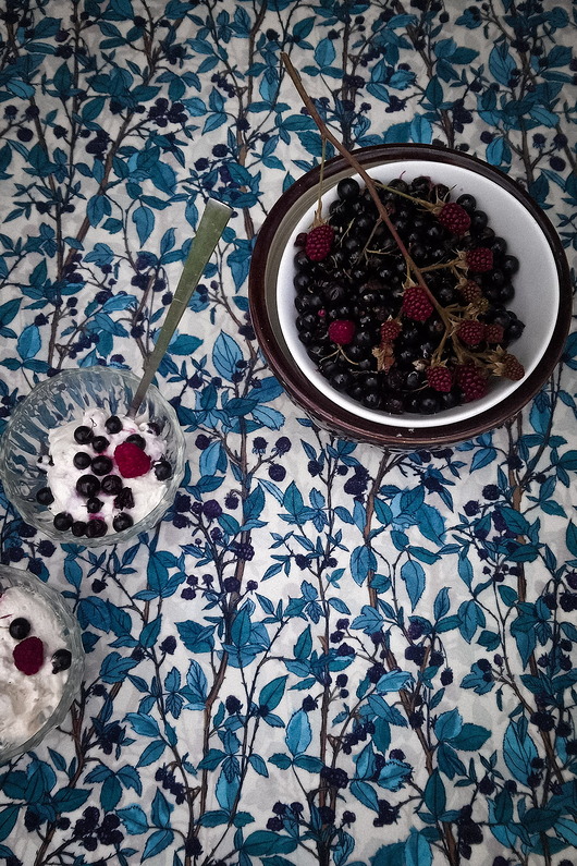 OBRUS botaniczny wzór z bawełny w autorski print JEŻYNY turkusowe