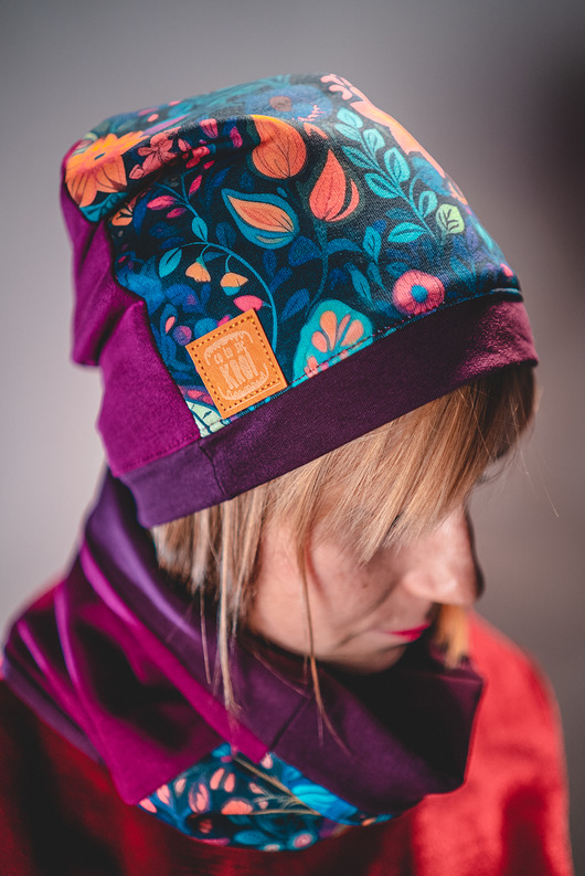 Fioletowa czapka damska w kwiaty MALOWANE KWIATY