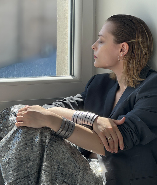 Szeroka skórzana bransoletka w kolorze srebrnym