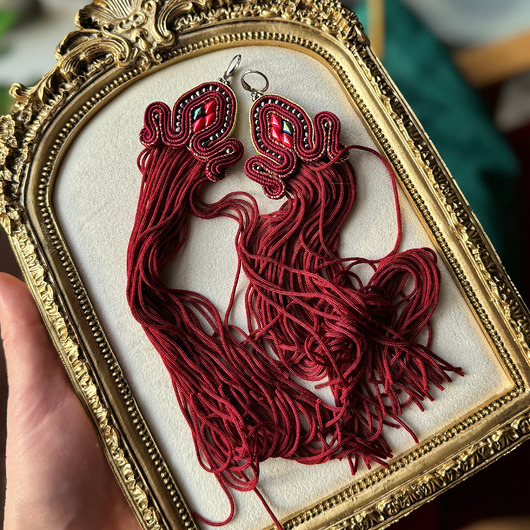 Bordowe długie kolczyki z chwostami