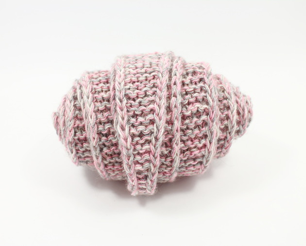 Dziergany na drutach szalik z różowym