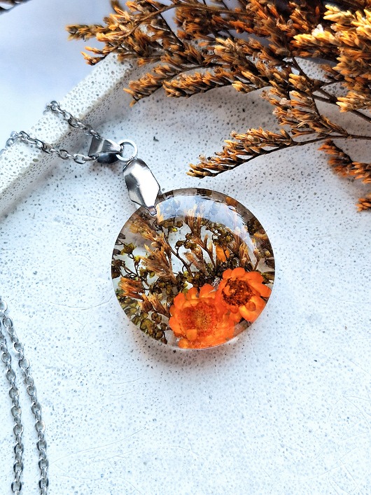 Wisiorek z żywicy z suszonymi kwiatami