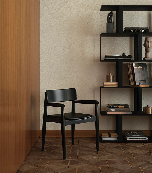 Czarne krzesło z podłokietnikami DANTE