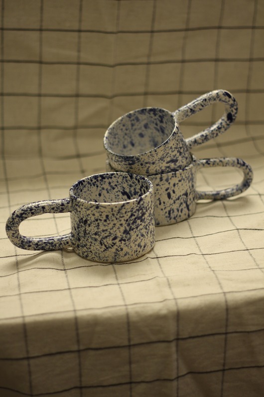 Kobaltowy kubek ceramiczny w ciapki. Ceramika ręcznie robiona