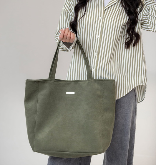 Shopper BASIC z nubuku tapicerskiego w kolorze oliwkowym.