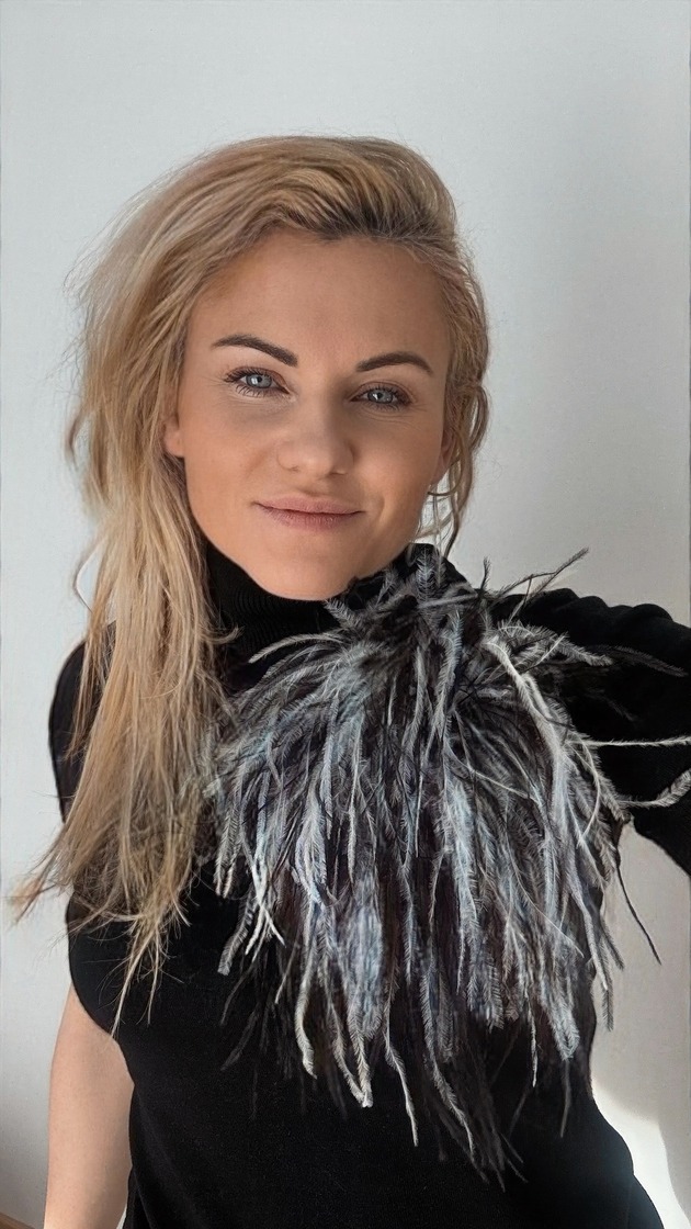 Broszka ze strusich piór czarno-biała XL