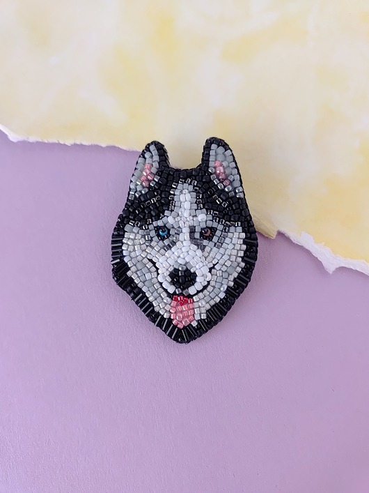 Broszka Husky, ręcznie haftowana koralikami